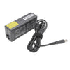 Adaptador de corriente universal negro para portátil, con cable enrollado y enchufe.