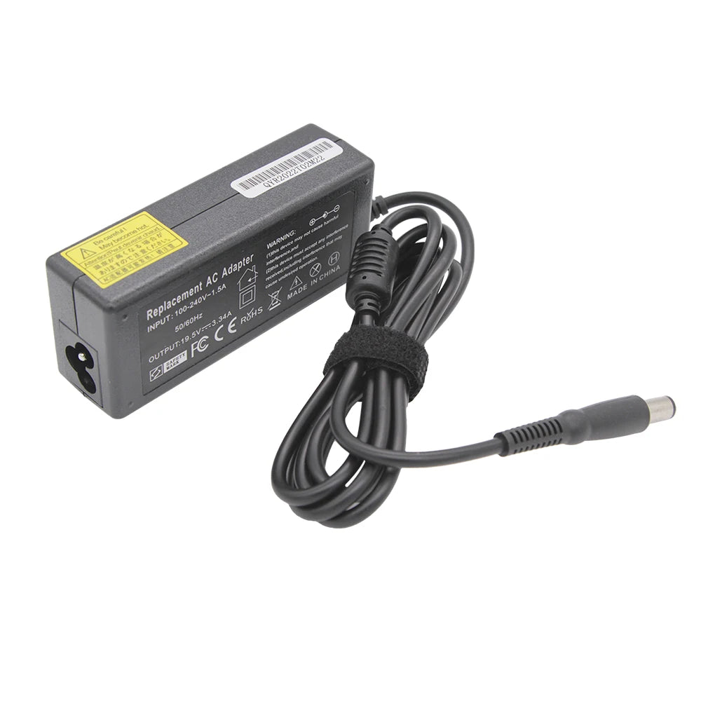 Adaptador de corriente universal negro para portátil, con cable enrollado y enchufe.
