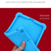 Una mano sostiene una cubierta protectora de silicona azul para soporte de un iPad Mini, demostrando su flexibilidad y protec