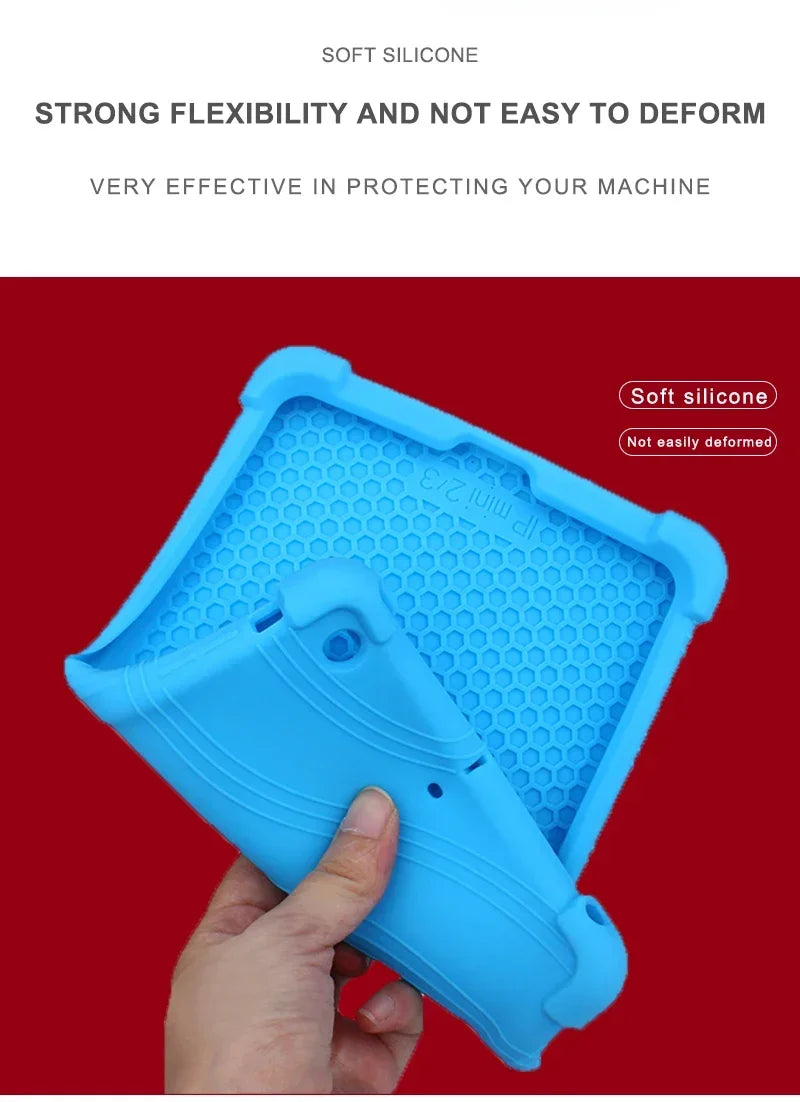 Una mano sostiene una cubierta protectora de silicona azul para soporte de un iPad Mini, demostrando su flexibilidad y protec