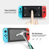 Ein durchsichtiger Schutzfilm wird auf eine Nintendo Switch-Konsole aufgebracht.