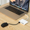 Una laptop con un adaptador lector de tarjetas USB OTG conectado a un mouse externo.