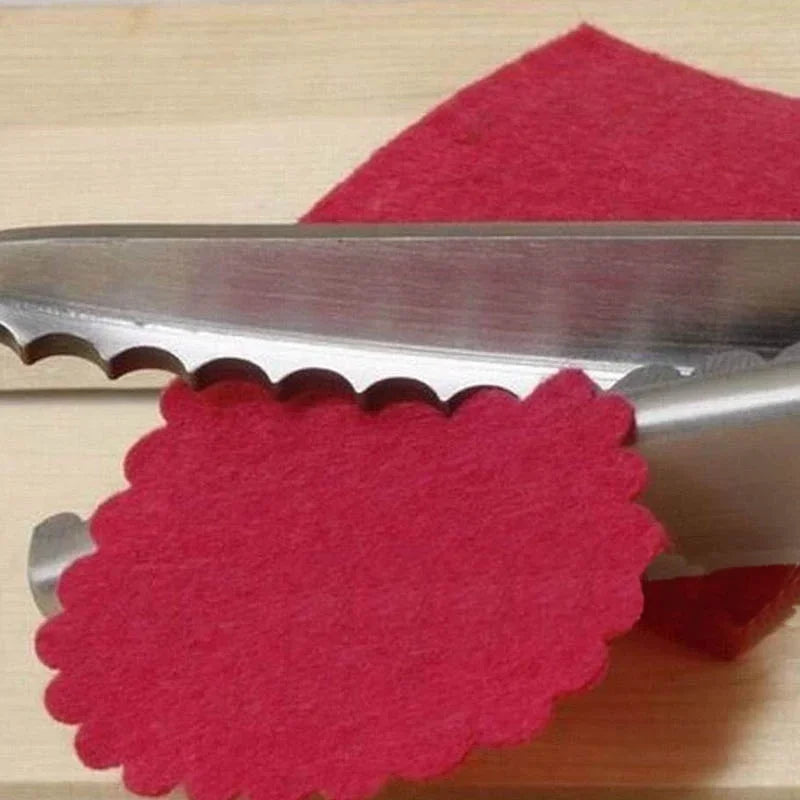 Edelstahl-Leder-Schere schneidet ein Stück rotes Filz oder Stoff