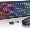Schwarzes kabelloses RGB-Tastatur- und Maus-Set mit beleuchteten Tasten und ergonomischem Design.