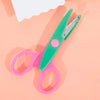 Un juego de seis tijeras de manualidades rosadas y verdes sobre un fondo melocotón claro.