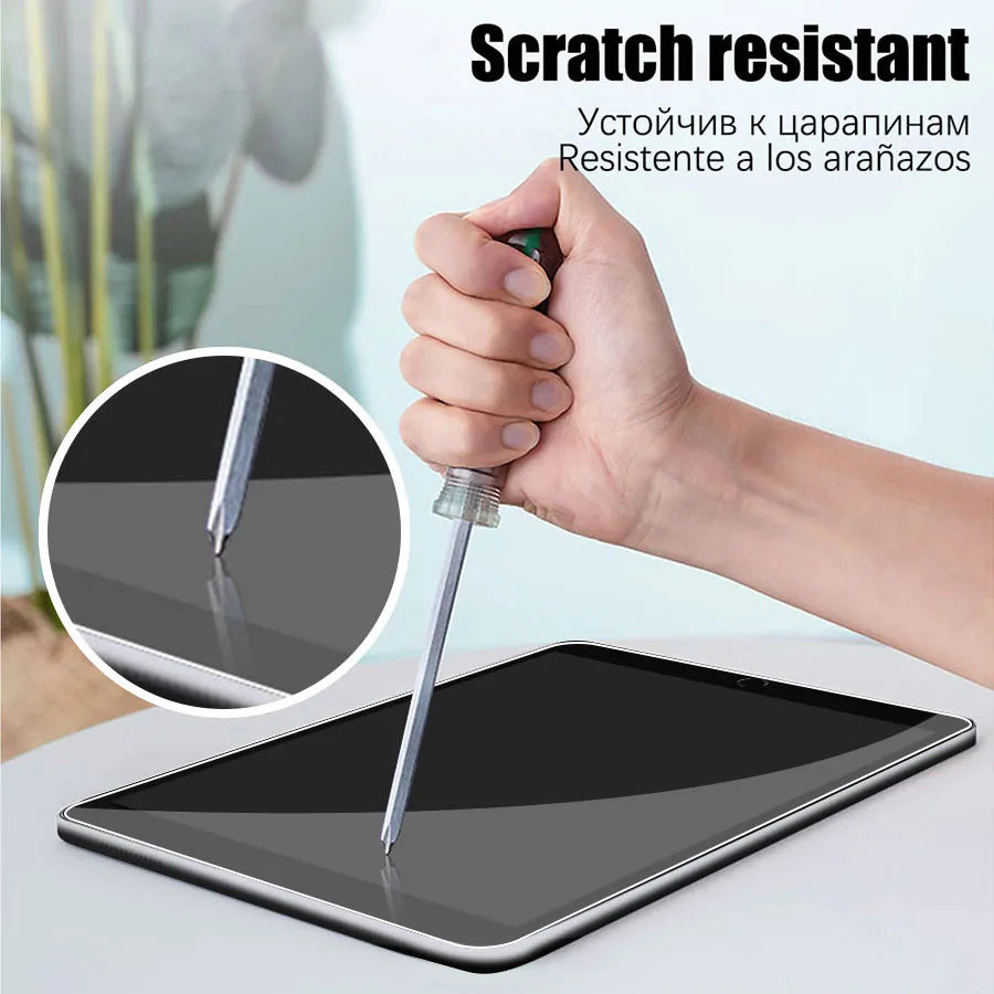 Eine Hand benutzt ein Werkzeug, um kratzfeste gehärtete Schutzfolien für einen Apple iPad-Bildschirm zu bearbeiten.