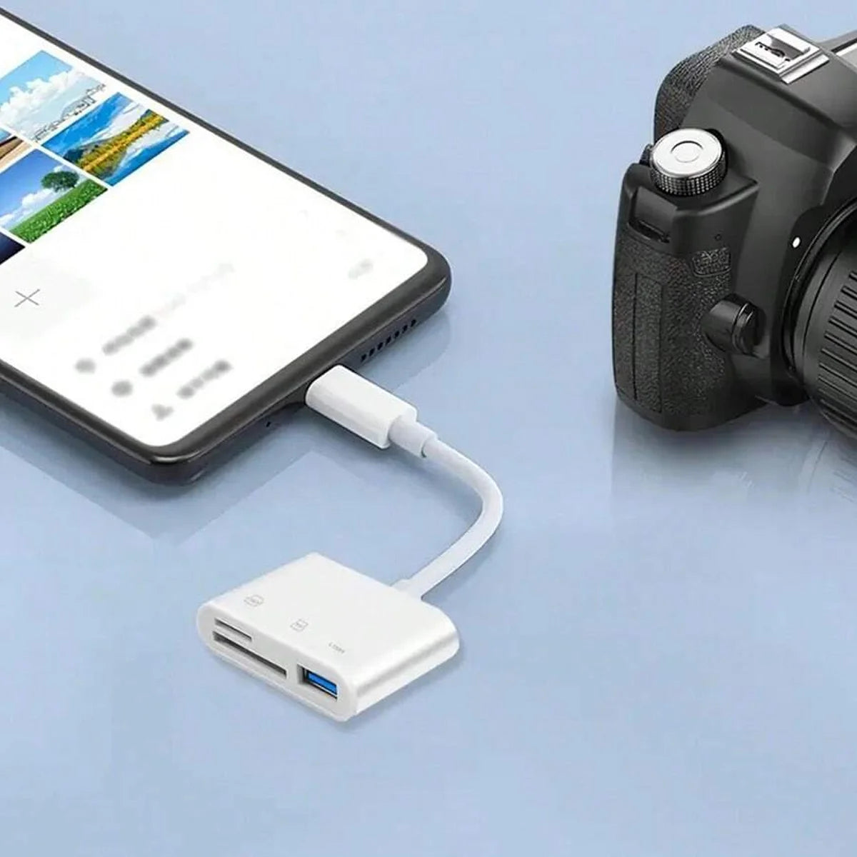 Eine weiße 3-in-1 Type-C-Kartenleser, verbunden mit einem Smartphone und einer Kamera.