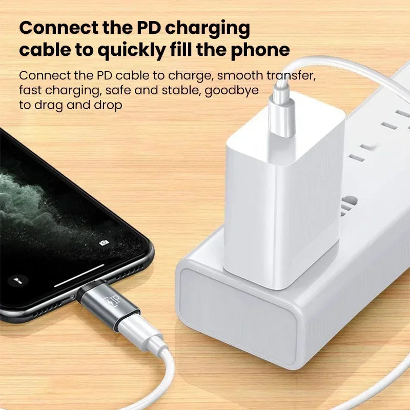 Weißes PD-Ladekabel verbindet ein Smartphone mit einem Netzadapter für schnelles Laden.