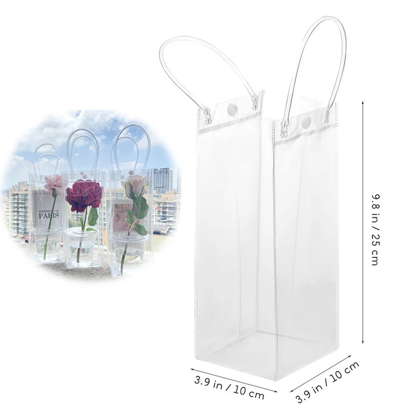 Bolsa tipo tote de PVC transparente con asa, forma rectangular y detalles de malla blanca, junto a flores.