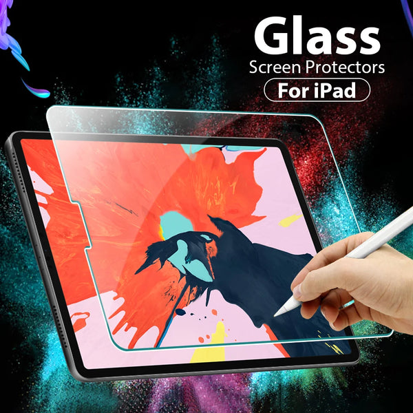 Une main écrit sur un iPad protégé par un film de protection en verre sur un fond abstrait coloré.