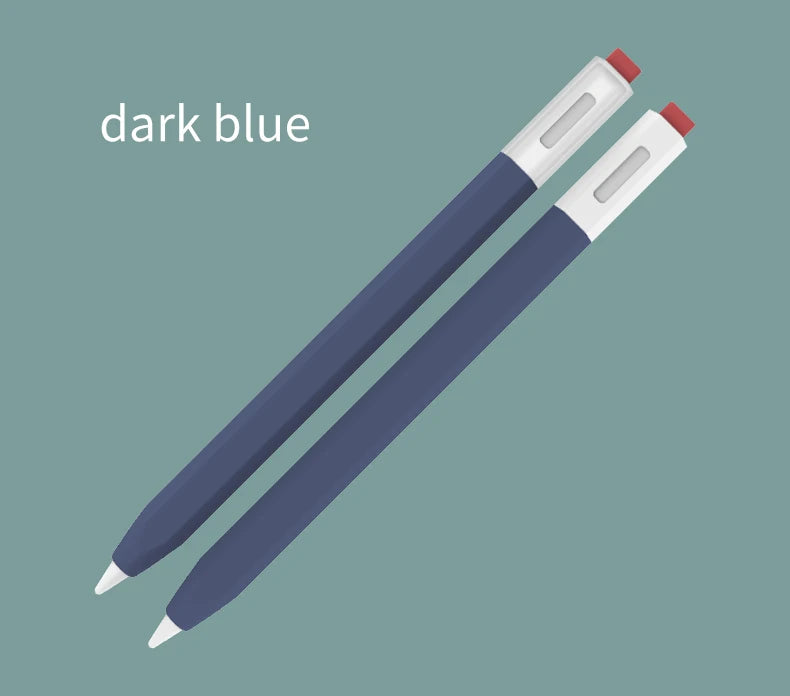Un stylo bleu foncé avec des étuis en silicone, montré en diagonale sur un fond vert sourd.