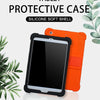 Funda protectora de silicona naranja con soporte para tableta negra.