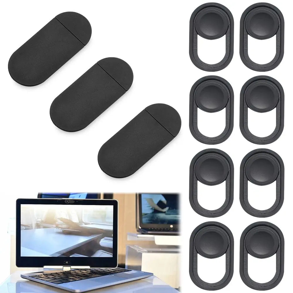 Ein Set schwarzer universeller Webcam-Cover in verschiedenen Ausrichtungen neben einem Laptop.