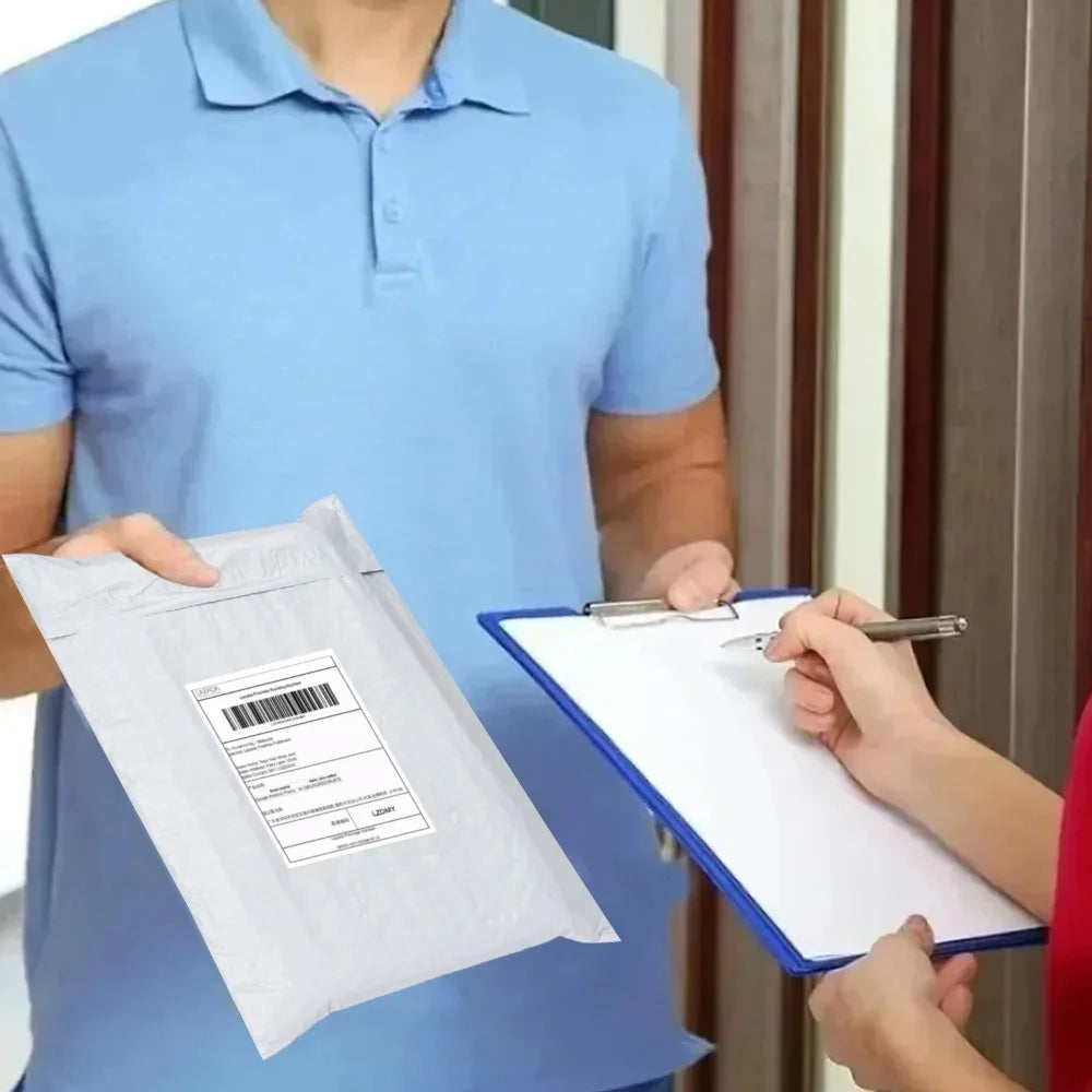 Eine Person in einem hellblauen Hemd hält einen weißen Polybeutel und einen Klemmbrett mit einem Stift.