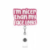 Rosa Glitzer-Text-Badge mit der Aufschrift „Ich bin nett/freundlicher als mein Gesicht aussieht“ an einem ausziehbaren Auswei