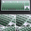 Vista cercana de un teclado mecánico blanco con teclas de gradiente cian y retroiluminación RGB.