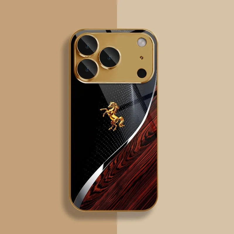 Goldener Pferde-Metall-Handy-Cover für iPhone mit dunkler Holzmaserung.