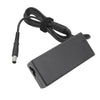 Adaptador de corriente universal para portátil negro con cable enrollado y ladrillo rectangular.