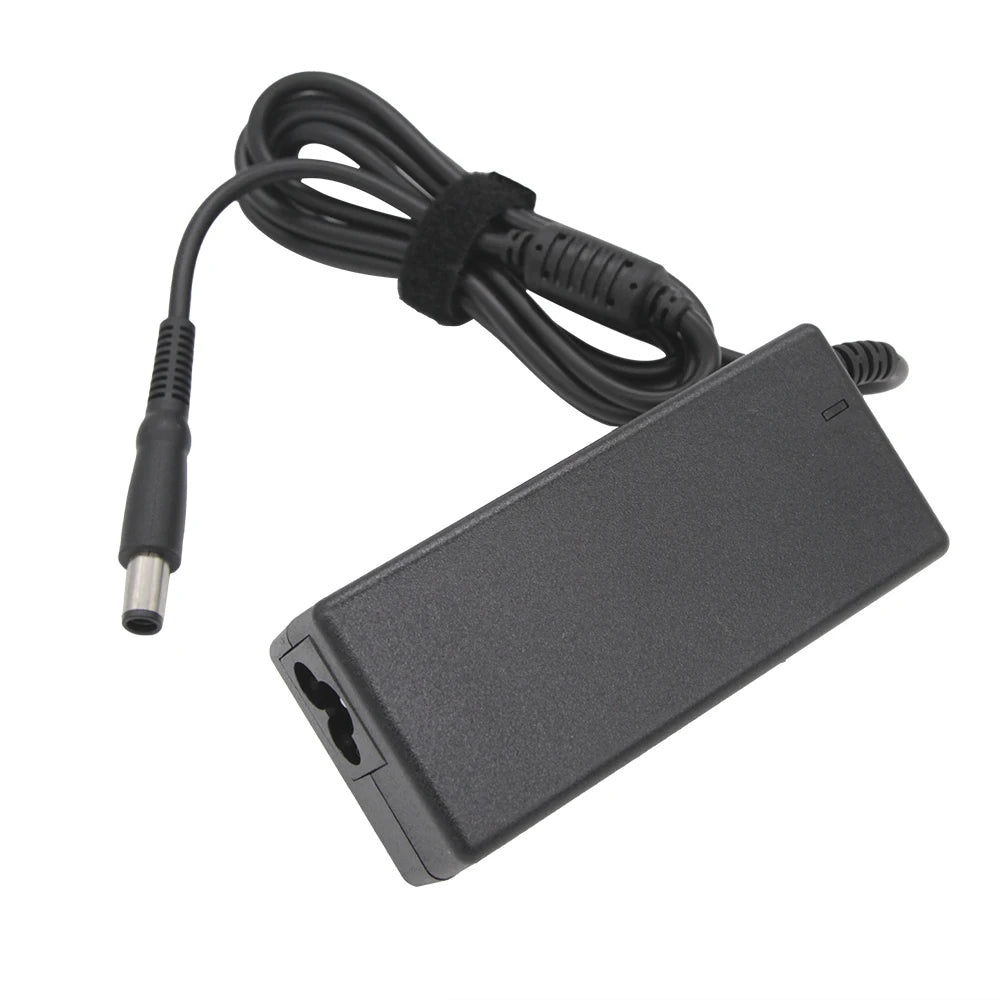 Adaptador de corriente universal para portátil negro con cable enrollado y ladrillo rectangular.
