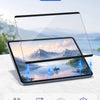 Una película de papel magnética clara se aplica a un iPad que muestra un paisaje escénico.