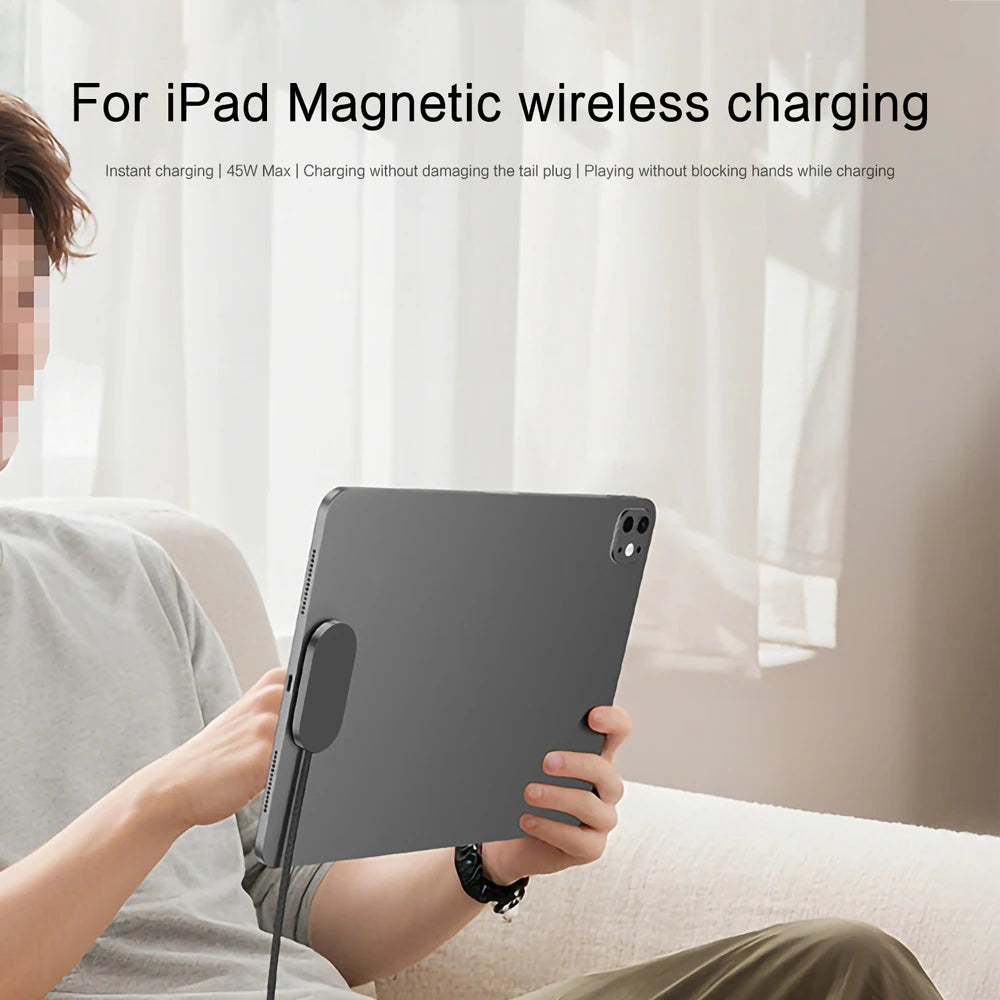 Una persona está usando un cable de carga inalámbrica magnética para cargar una tableta iPad.