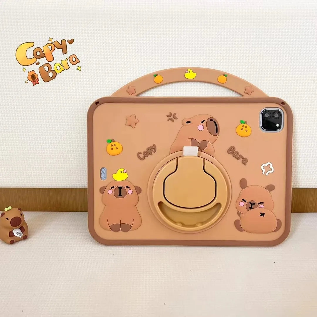 Beige Silikon-Schutzhülle für iPad Pro mit niedlichen Bären- und Fruchtmotiven.