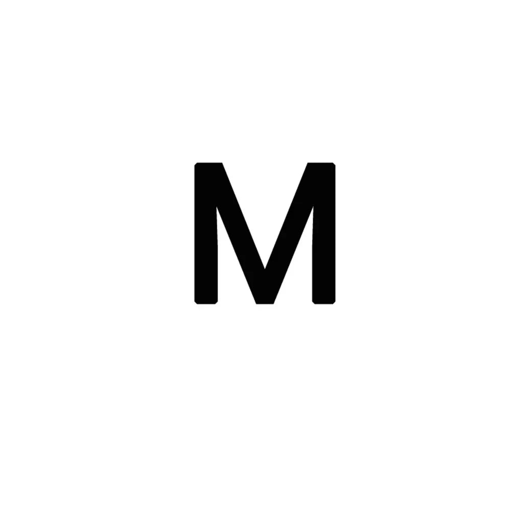 Una M negra en fondo blanco, representando una tarjeta insertable para llavero metálico personalizable.