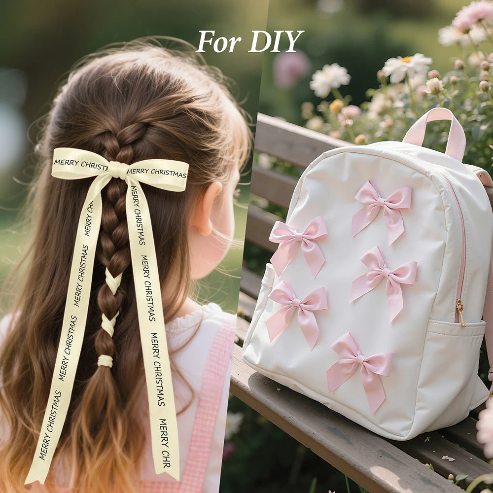 Cheveux d'une fille tressés avec un ruban satiné portant des lettres de Noël, à côté d'un sac à dos rose.