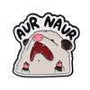Broche émail en forme de visage d'ours blanc avec inscription noire 'OUR NAUR'