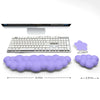 Un ensemble de trois repose-poignets en forme de nuages violets et un clavier assorti.