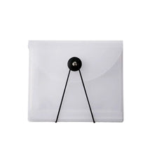 Un livre de rangement en plastique transparent conçu pour contenir des autocollants et des documents.