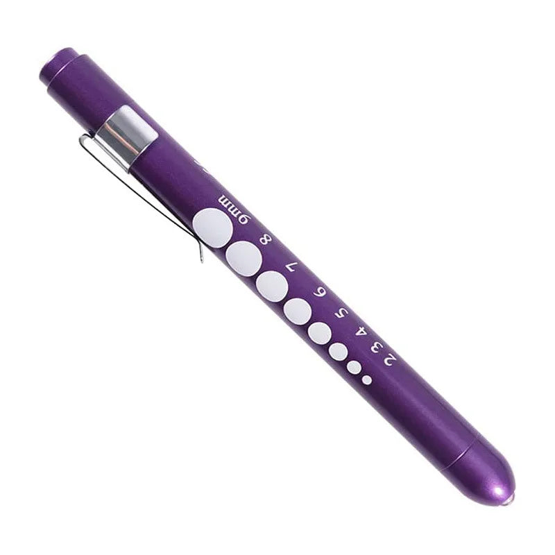 Linterna médica morada con medidor de pupila y marcas numeradas.