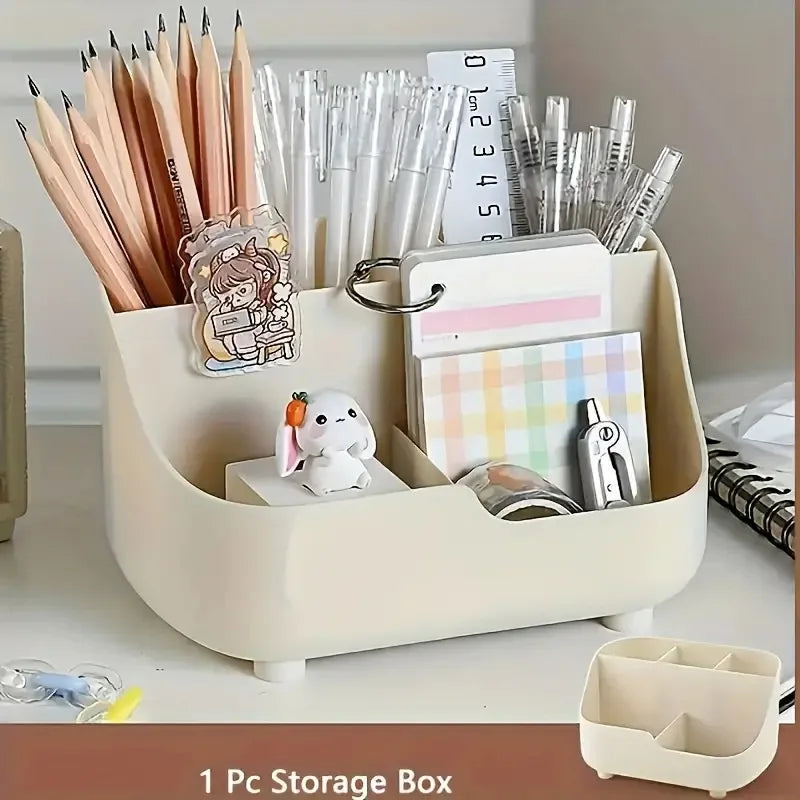Organizador de escritorio beige de múltiples compartimentos lleno de bolígrafos, lápices y suministros de oficina.