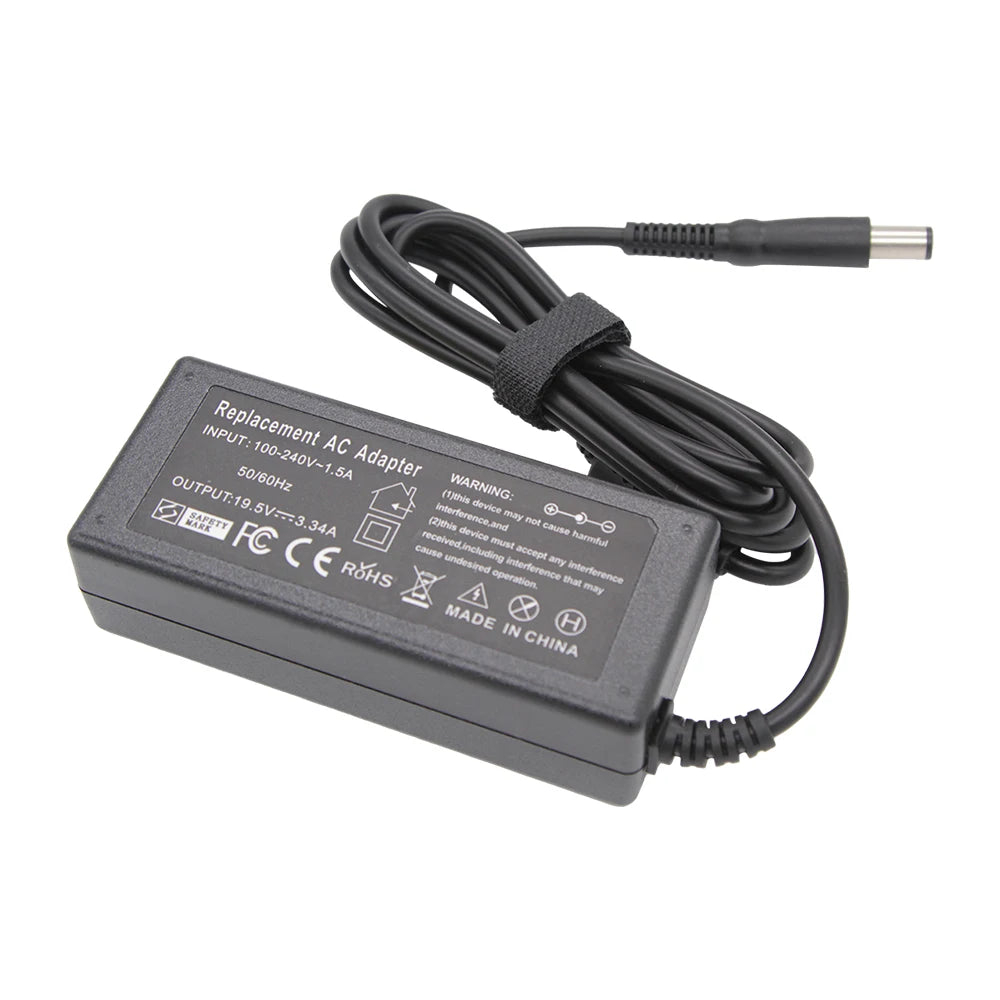 Adaptador de corriente universal negro para portátil con cable enrollado y enchufe.