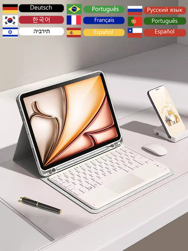 حاسوب محمول فضي مع لوحة مفاتيح وفأرة بلوتوث لاسلكية، وبجانب أعلام لغات مختلفة.