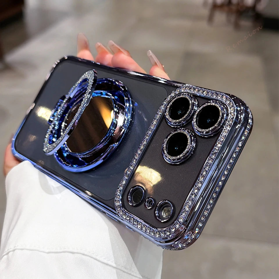 Eine Hand hält eine glitzernde diamantförmige magnetische Hülle für ein iPhone, die das klare und verzierte Design zeigt.