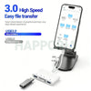 Adaptador universal USB-C a tarjeta SD junto a un smartphone, demostrando capacidad de transferencia de archivos de alta velo