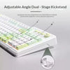 Weiße mechanische Tastatur mit hellgrünen Tasten, die ihre zweistufige Ständerfunktion hervorheben.