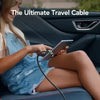 Eine junge Frau benutzt ein USB-C-Kabel, um ein Gerät im Auto zu laden oder zu synchronisieren.