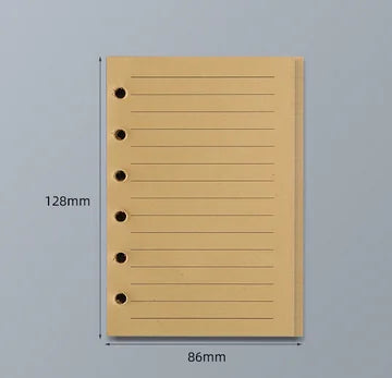 Repuesto de cuaderno amarillo con hojas sueltas, 128mm de alto y 86mm de ancho, con orificios para encuadernar.