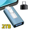 Adaptateur de clé USB bleu avec connecteur argenté et fiche métallique à côté d'un smartphone.