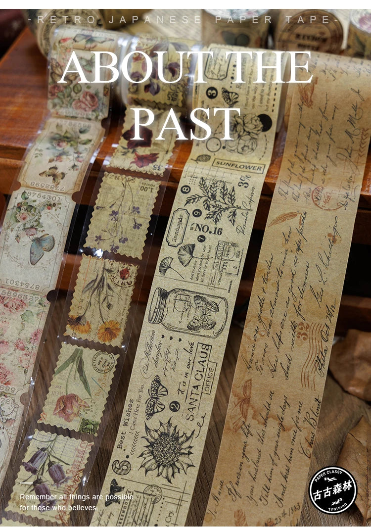 Eine Sammlung alter japanischer Papierbandrollen mit botanischen und dekorativen Designs auf vergilbtem Papier.