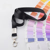 Lanyard negro duradero con hebilla plateada y muestras de colores Pantone