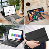 Estuche de teclado desmontable negro para iPad junto a una laptop y una tableta.