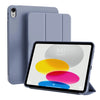 Una funda magnética plegable plateada para iPad mostrada junto a la tableta.