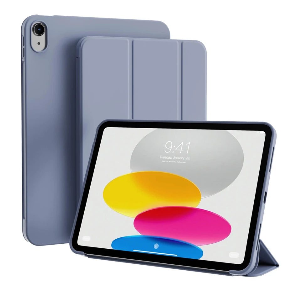 Una funda magnética plegable plateada para iPad mostrada junto a la tableta.