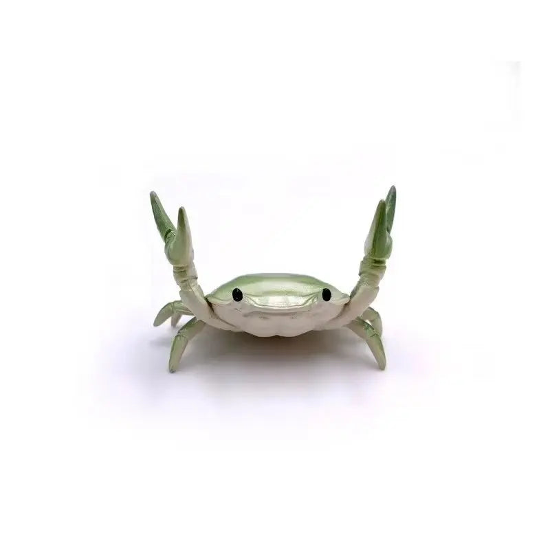 Un porte-stylo crabe fantaisiste avec un corps et des pinces vert clair texturés.