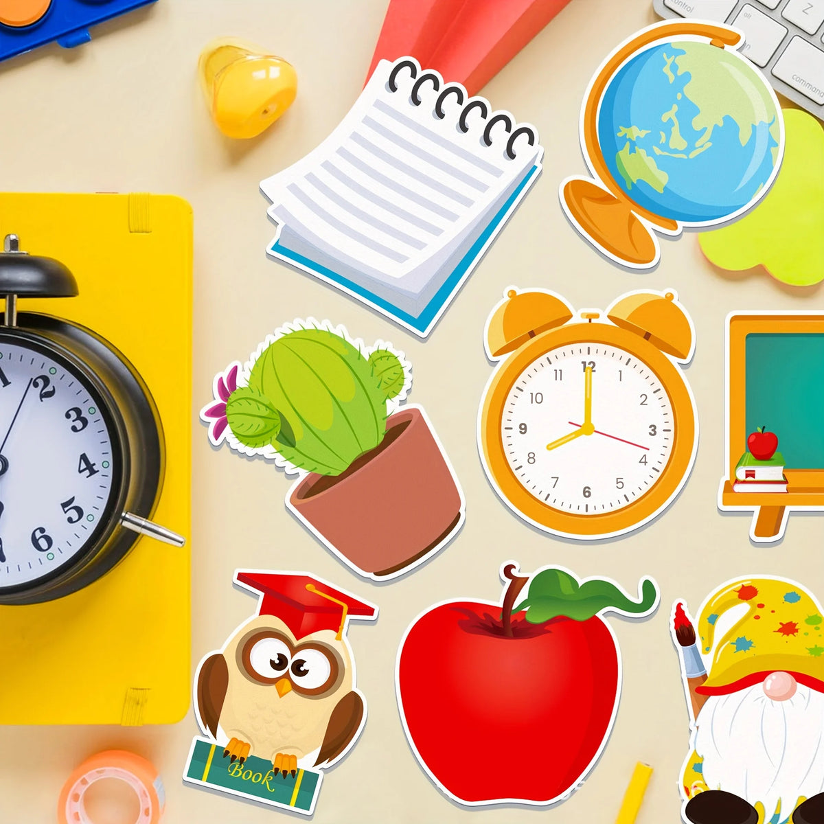 Eine Sammlung von Schreibutensilien, darunter Kugelschreiber, Haftnotizen, ein Globus, eine Weckeruhr und ein Apfel.