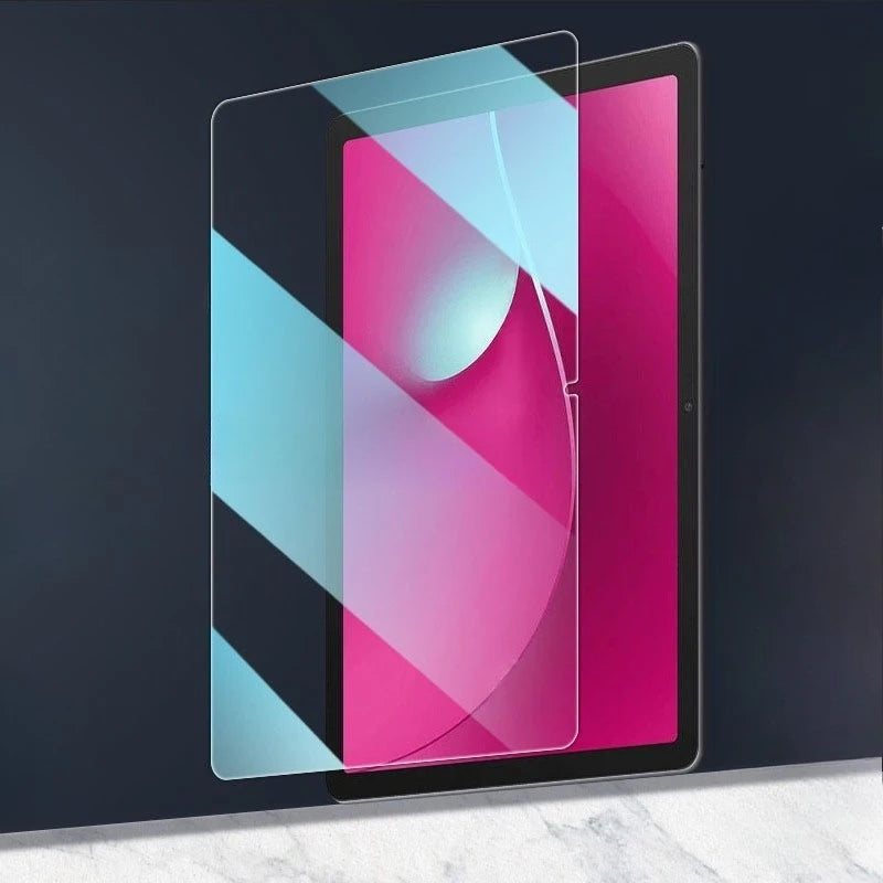 Nahaufnahme eines rosa und blauen gehärteten Glasschutzes für einen Tablet-Bildschirm.