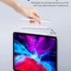 Eine Hand befestigt einen magnetischen Stift an ein iPad, um magnetische Absorption für Präzisionsneigungssensoren zu demonst